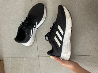 Zapatillas Adidas Negras y Blancas