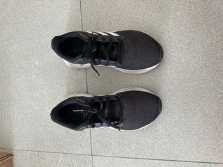 Zapatillas Adidas Negras y Blancas