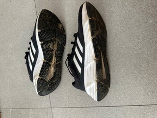 Zapatillas Adidas Negras y Blancas