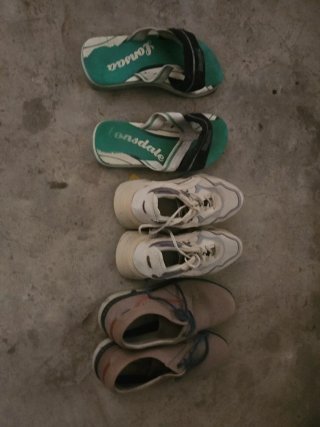 Lote de 3 pares de calzado: chanclas y zapatillas