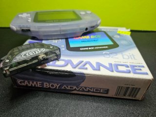 Game Boy Advance con caja y adaptador