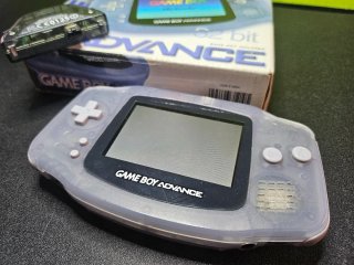 Game Boy Advance con caja y adaptador