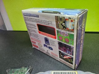 Game Boy Advance con caja y adaptador