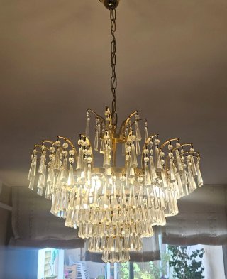 Lámpara de comedor dorada y cristal