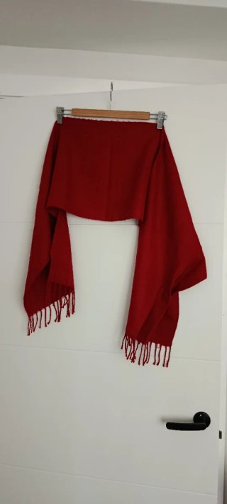 Bufanda roja con flecos