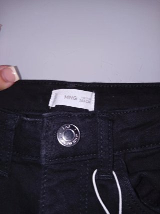 Pantalón recto Mango negro con etiqueta