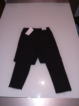 Pantalón recto Mango negro con etiqueta