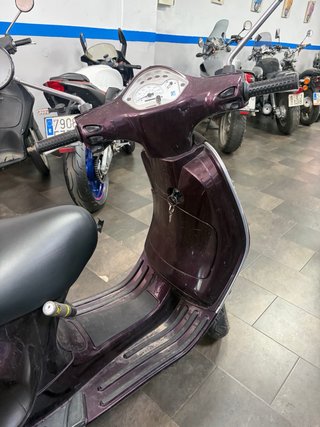 Vespa XL 125 color burdeos