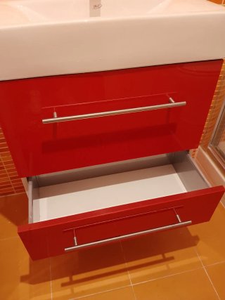 Mueble de baño rojo y blanco con lavabo y grifo