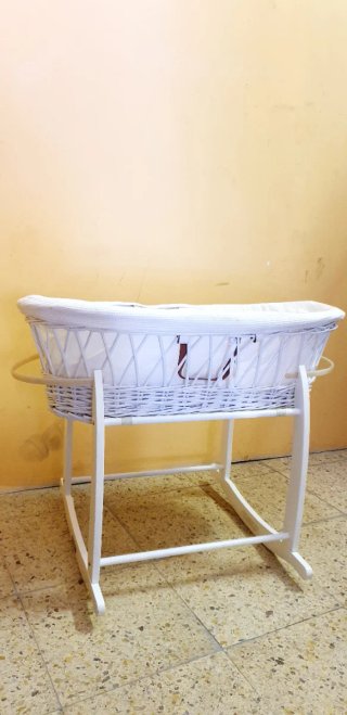CUNA DE MIMBRE CON SOPORTE MADERA