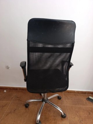 Silla de oficina giratoria negra