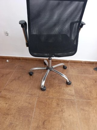 Silla de oficina giratoria negra