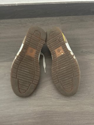Zapatillas Geox grises y blancas