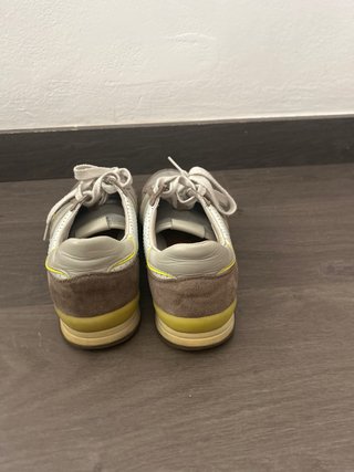 Zapatillas Geox grises y blancas