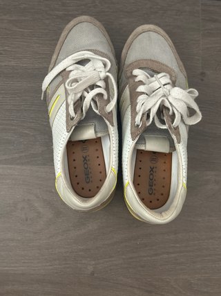 Zapatillas Geox grises y blancas