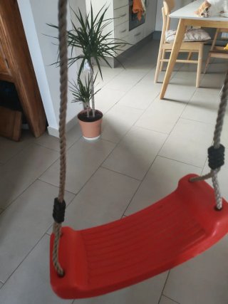 Columpio rojo para niños