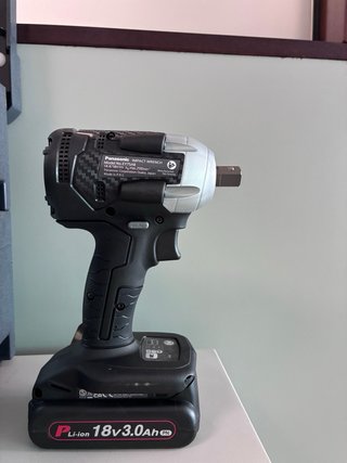 Llave de impacto Panasonic 18V con cargador