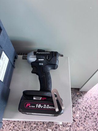 Llave de impacto Panasonic 18V con cargador