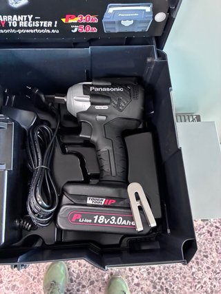 Llave de impacto Panasonic 18V con cargador