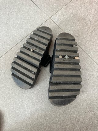 Sandalias negras usadas