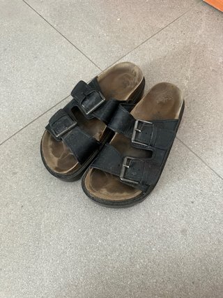 Sandalias negras usadas