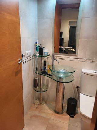 Lavabo de cristal con grifo