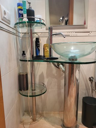 Lavabo de cristal con grifo