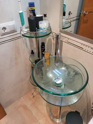 Lavabo de cristal con grifo