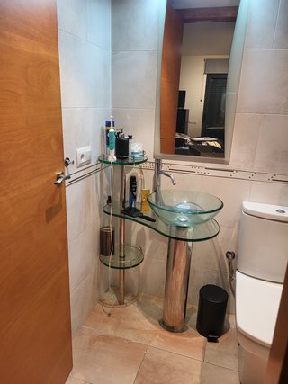 Lavabo de cristal con grifo