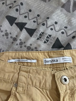 Pantalón cargo mujer del Bershka beige talla S