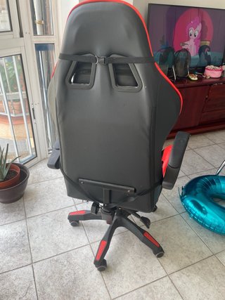 Silla de ordenador ergonómica roja y negra