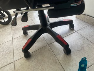 Silla de ordenador ergonómica roja y negra