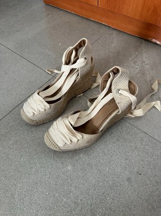 Alpargatas cuña beige atadas