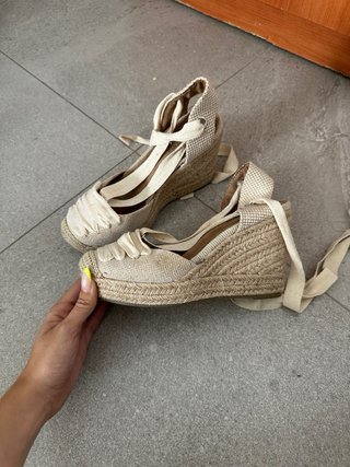 Alpargatas cuña beige atadas