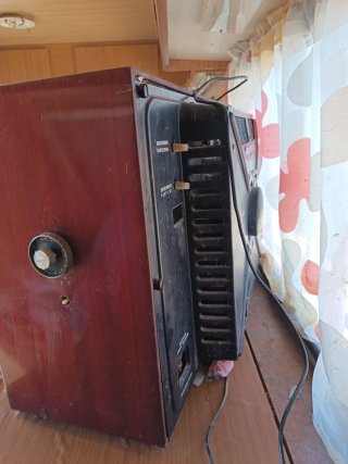 Televisor Vintage Marrón y Gris