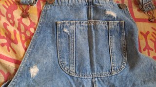 Vestido peto vaquero desgastado
