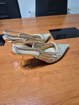Zapatos de fiesta dorados tacón fino