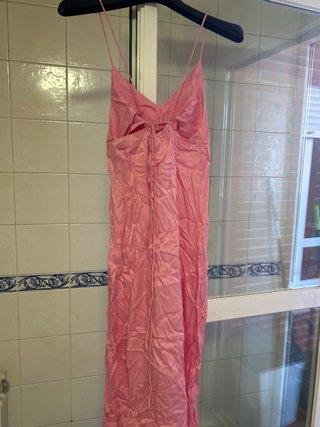 Vestido rosa espalda descubierta.