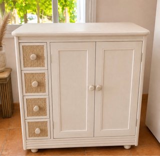 Mueble de madera restaurado con cajones de ratán