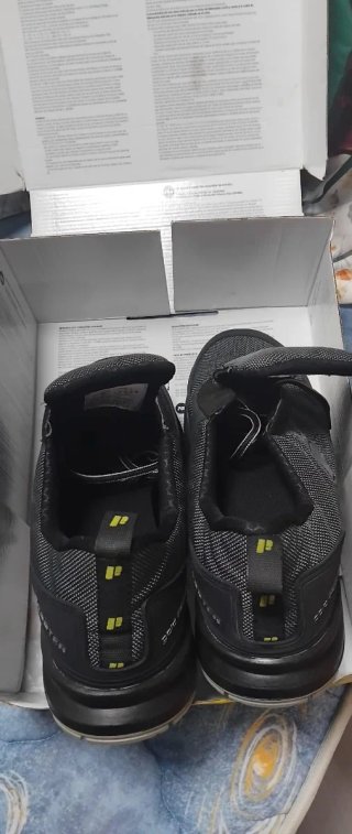 Zapatos de seguridad negros y grises