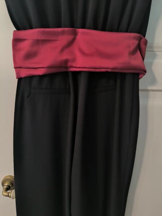 Mono negro con fajín granate