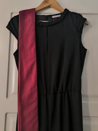 Mono negro con fajín granate