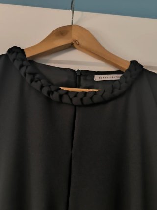 Mono negro con fajín granate
