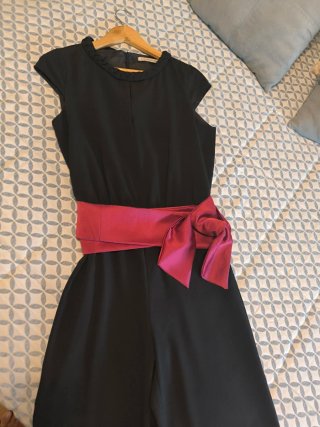 Mono negro con fajín granate