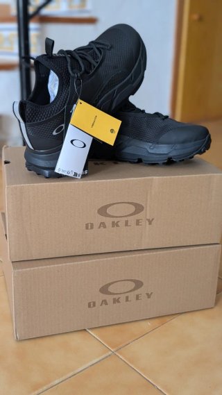 Zapatillas Oakley Light Shield, Talla 44. Nuevas.