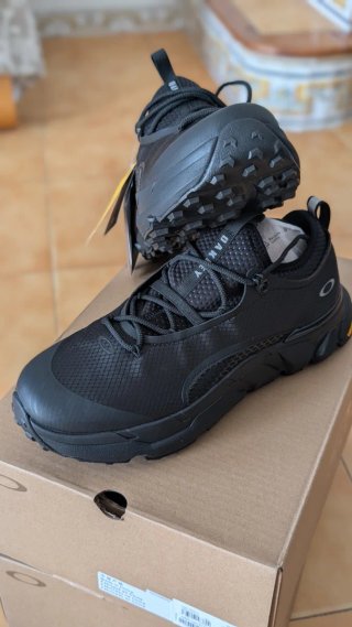 Zapatillas Oakley Light Shield, Talla 44. Nuevas.