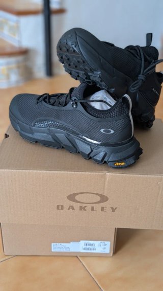 Zapatillas Oakley Light Shield, Talla 44. Nuevas.