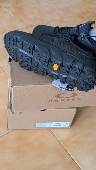 Zapatillas Oakley Light Shield, Talla 44. Nuevas.