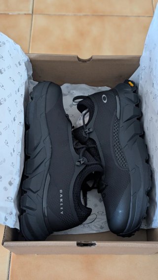 Zapatillas Oakley Light Shield, Talla 44. Nuevas.