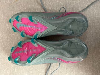 Botas de fútbol Nike turquesas y rosas